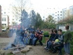 Lagerfeuer auf dem Hof des Kinder- und Jugendzentrums Rostock - Evershagen